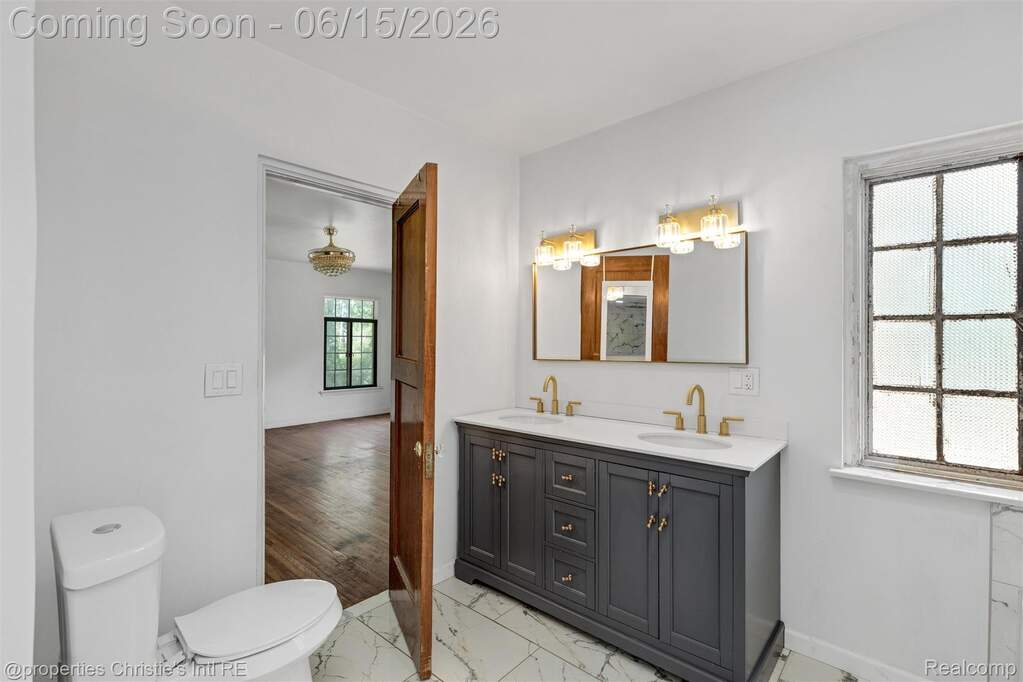5 Bedroom Single Family Home/House's Image 54