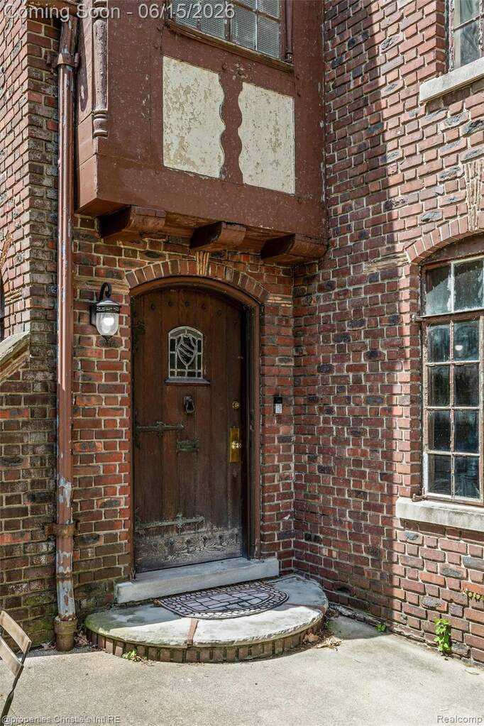 5 Bedroom Single Family Home/House's Image 3