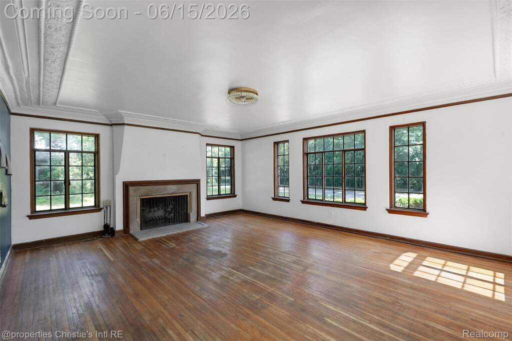 5 Bedroom Single Family Home/House's Image 4