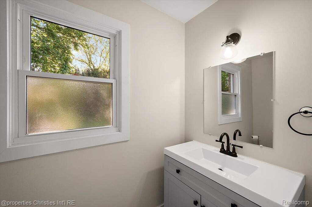 4 Bedroom Single Family Home/House's Image 23