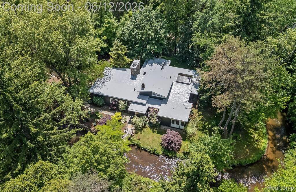 6 Bedroom Single Family Home/House's Image 9
