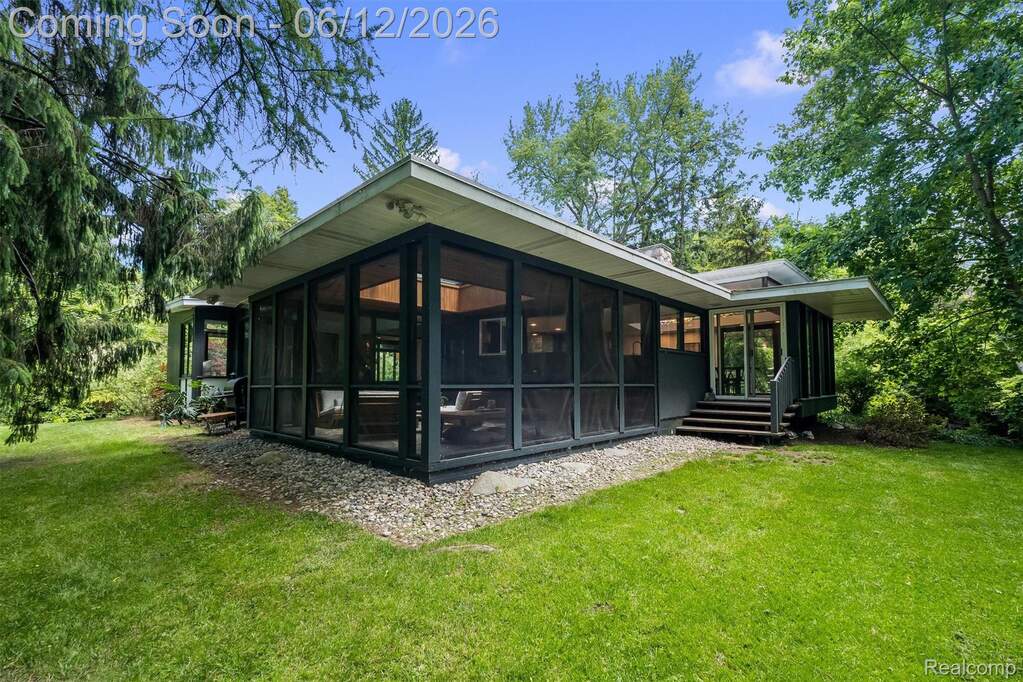 6 Bedroom Single Family Home/House's Image 10