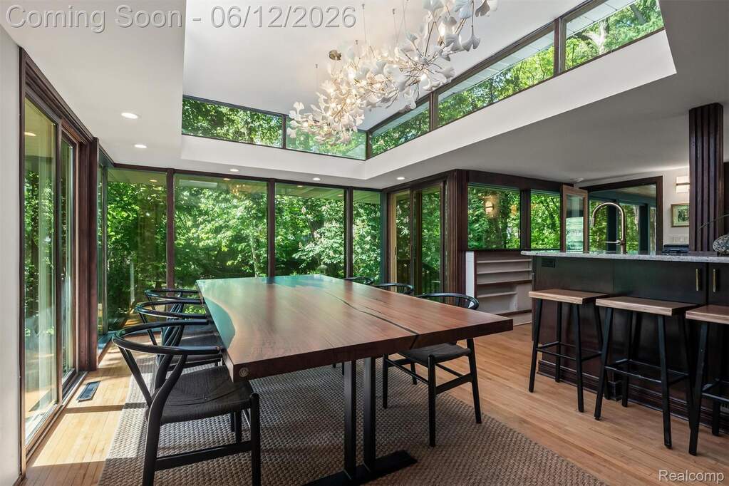 6 Bedroom Single Family Home/House's Image 11