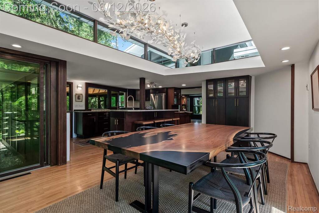 6 Bedroom Single Family Home/House's Image 12