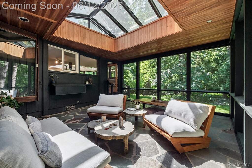 6 Bedroom Single Family Home/House's Image 13