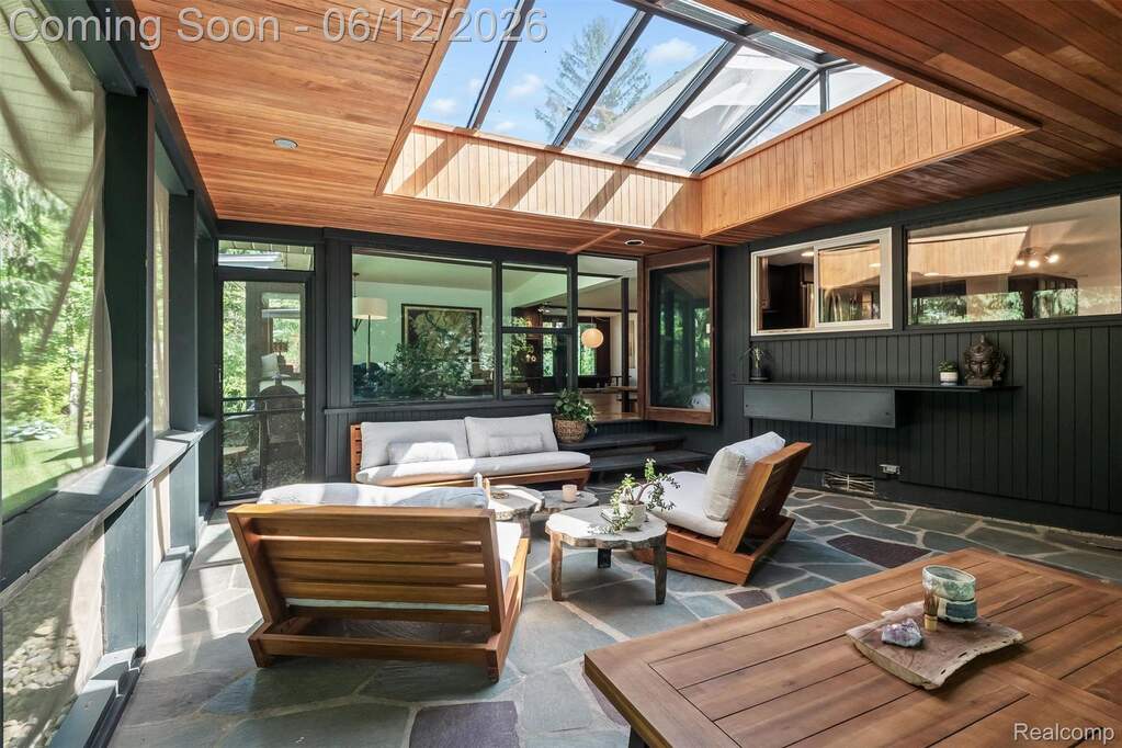 6 Bedroom Single Family Home/House's Image 14