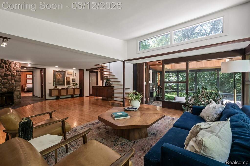 6 Bedroom Single Family Home/House's Image 15