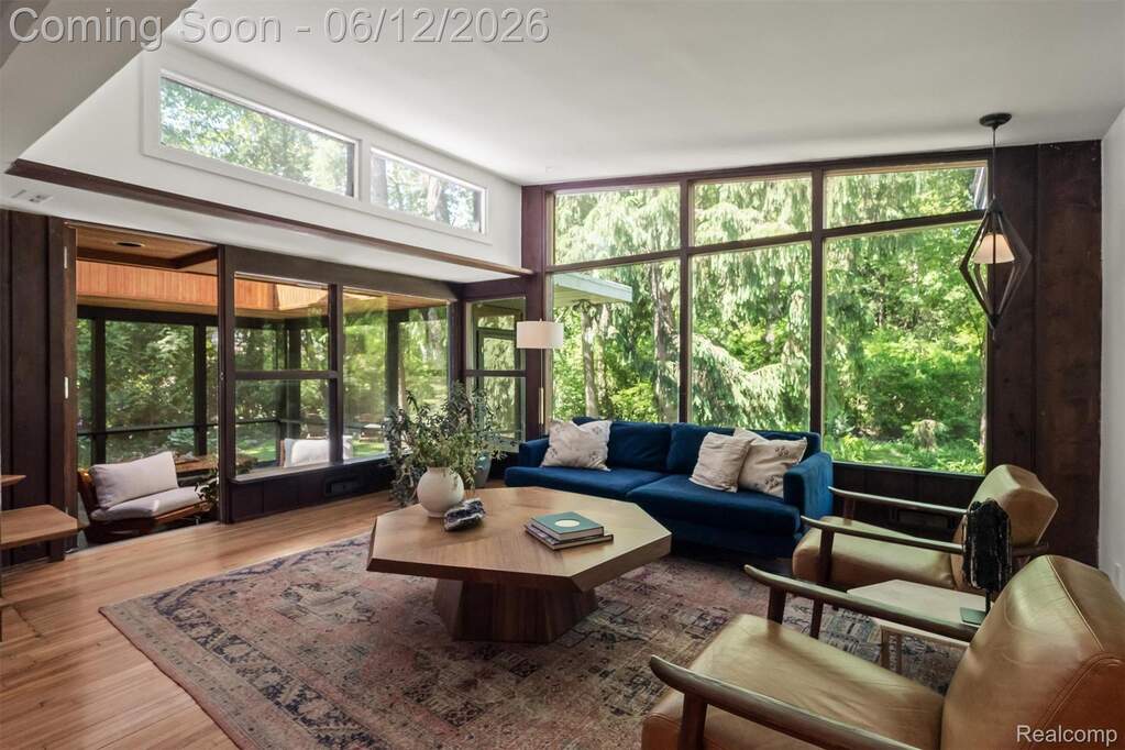 6 Bedroom Single Family Home/House's Image 16