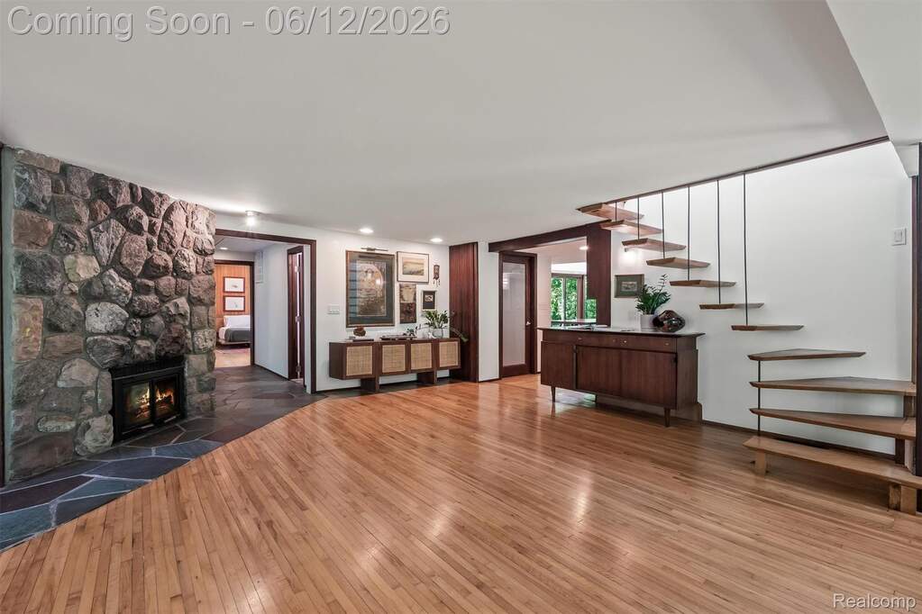 6 Bedroom Single Family Home/House's Image 17