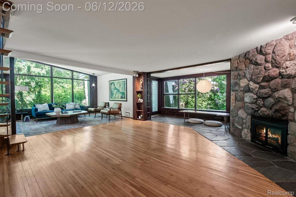 6 Bedroom Single Family Home/House's Image 21