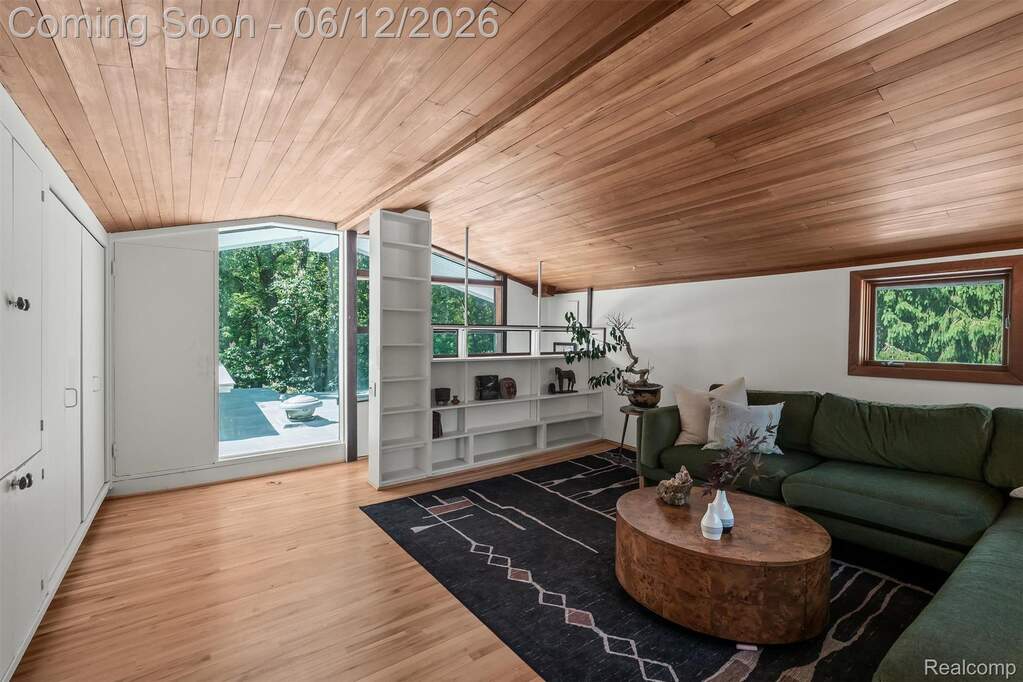 6 Bedroom Single Family Home/House's Image 22