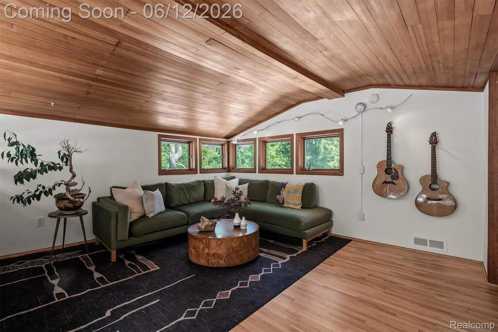 6 Bedroom Single Family Home/House's Image 23