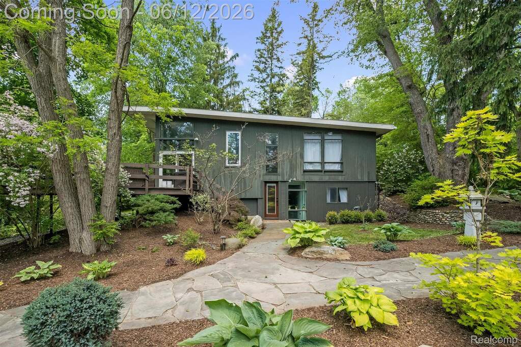 6 Bedroom Single Family Home/House's Image 32