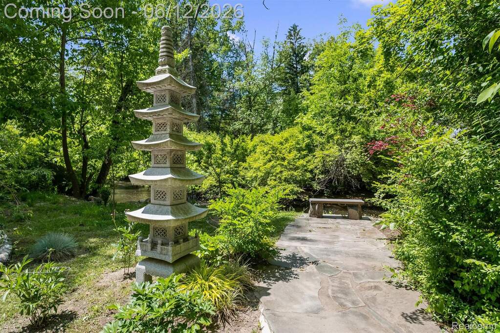 6 Bedroom Single Family Home/House's Image 6