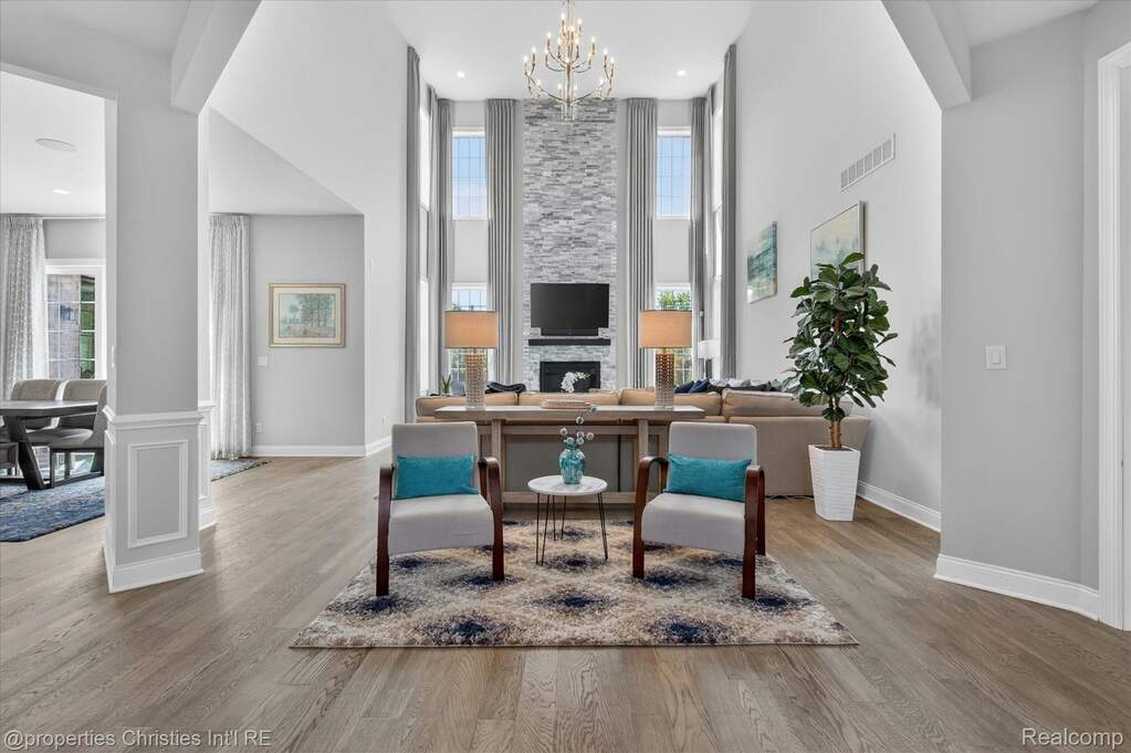 5 Bedroom Single Family Home/House's Image 10