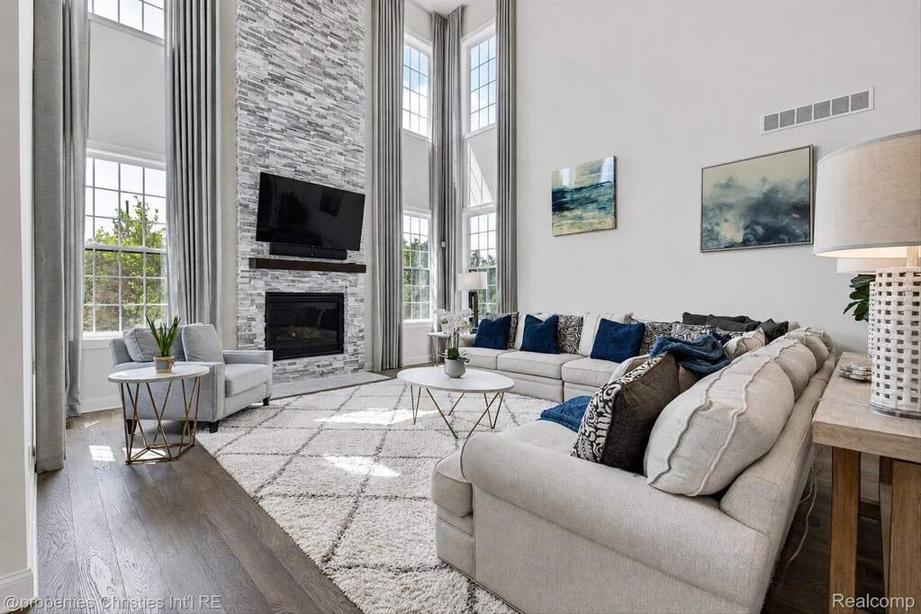 5 Bedroom Single Family Home/House's Image 11