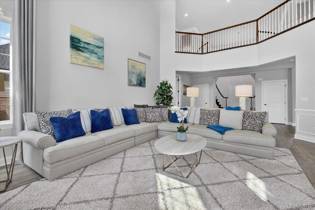 5 Bedroom Single Family Home/House's Image 12