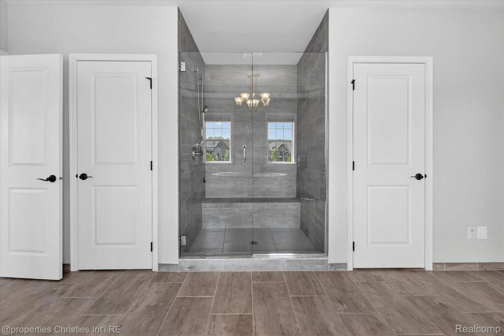 5 Bedroom Single Family Home/House's Image 38