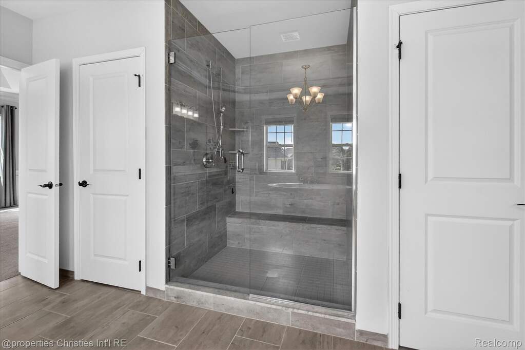 5 Bedroom Single Family Home/House's Image 39