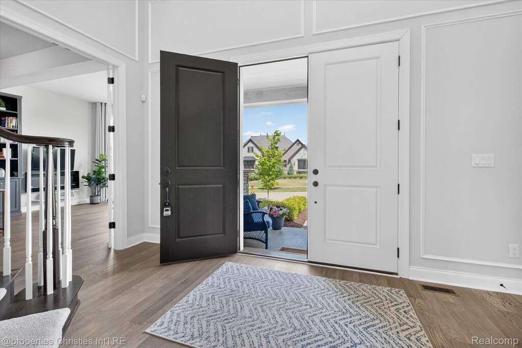 5 Bedroom Single Family Home/House's Image 3