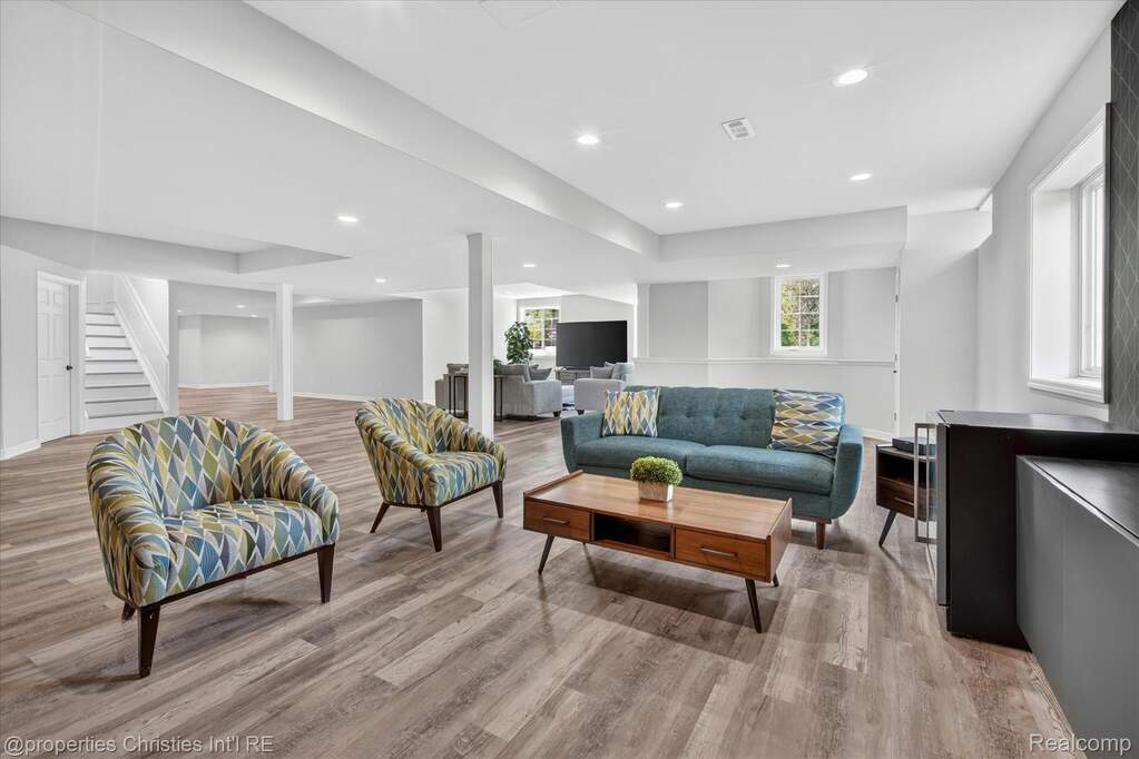 5 Bedroom Single Family Home/House's Image 60