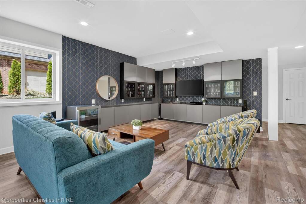 5 Bedroom Single Family Home/House's Image 62