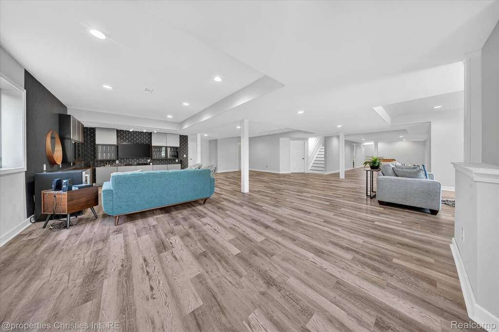 5 Bedroom Single Family Home/House's Image 63