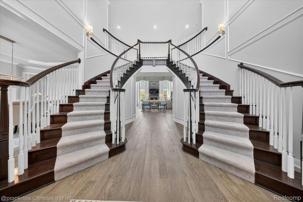 5 Bedroom Single Family Home/House's Image 4
