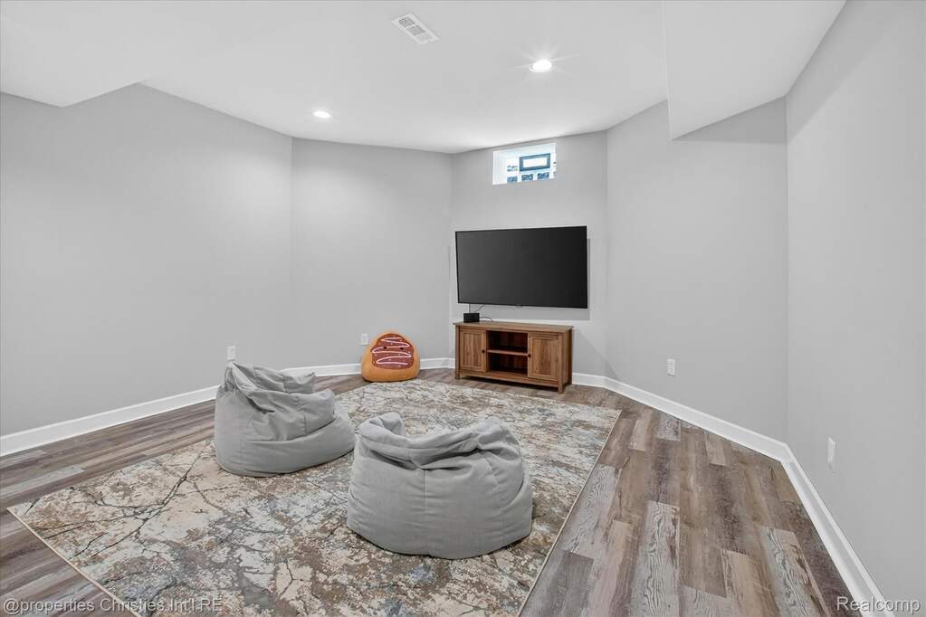 5 Bedroom Single Family Home/House's Image 69