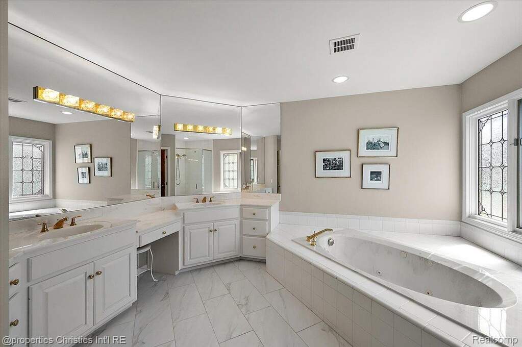 4 Bedroom Single Family Home/House's Image 32