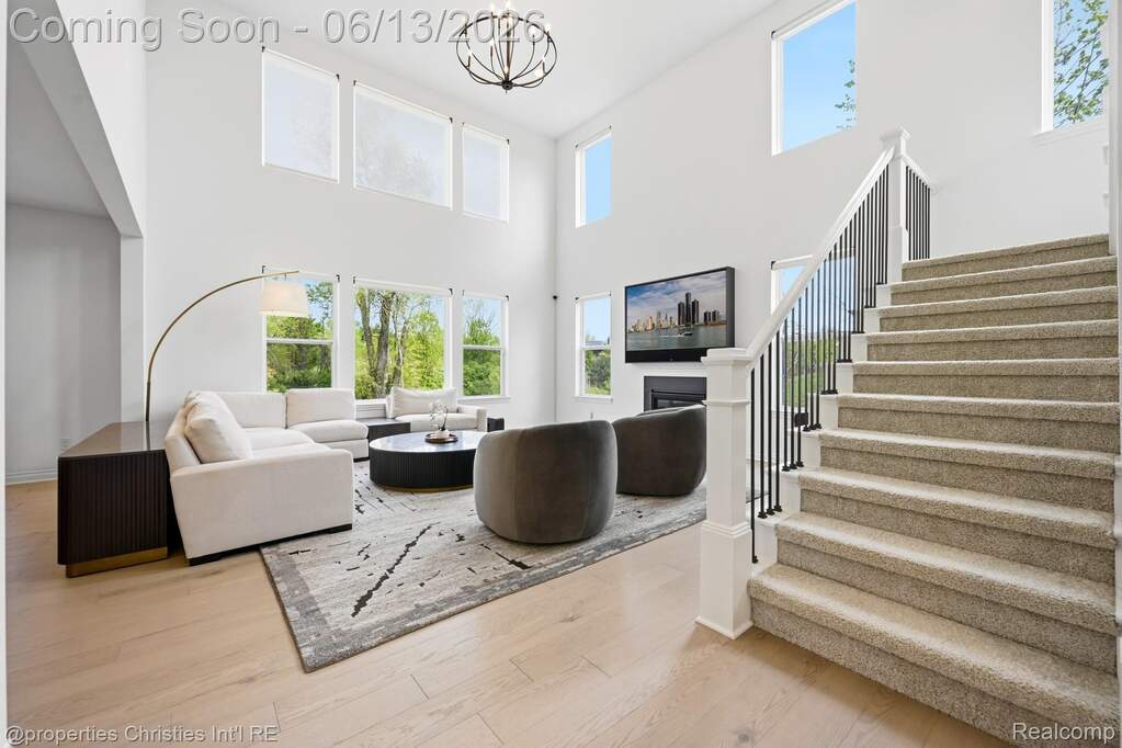 5 Bedroom Single Family Home/House's Image 7