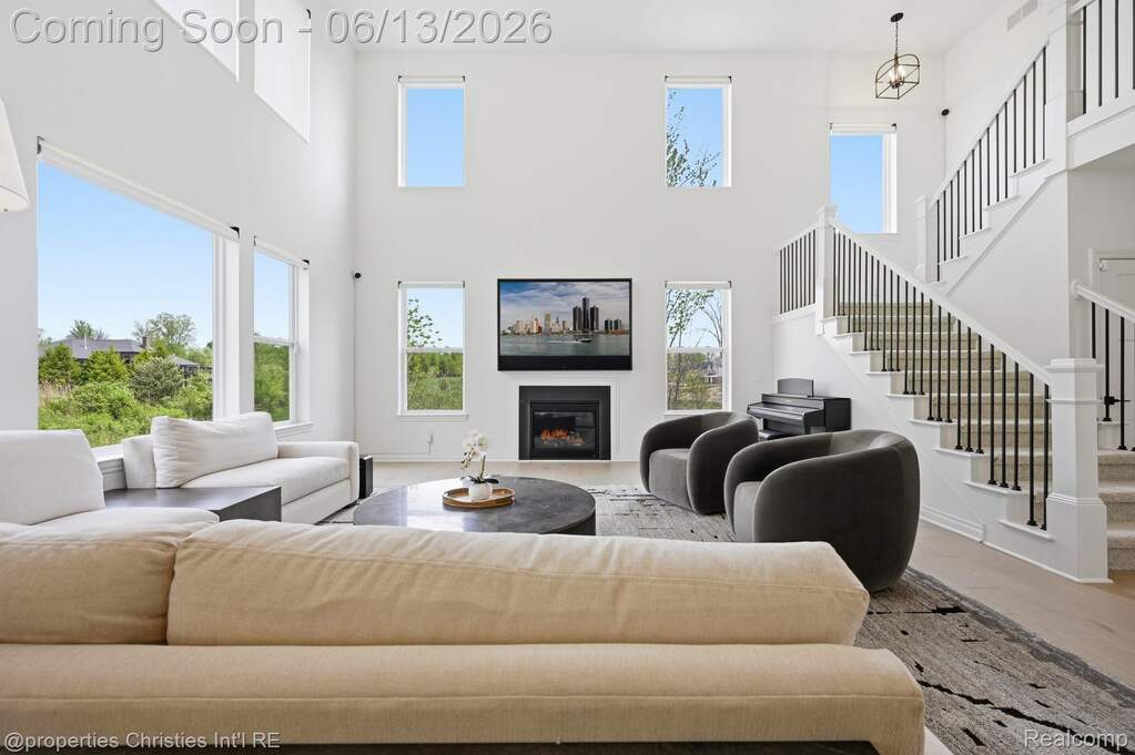 5 Bedroom Single Family Home/House's Image 8