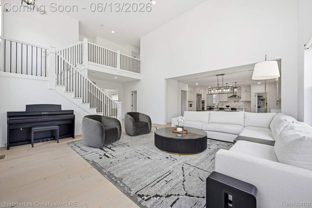 5 Bedroom Single Family Home/House's Image 9