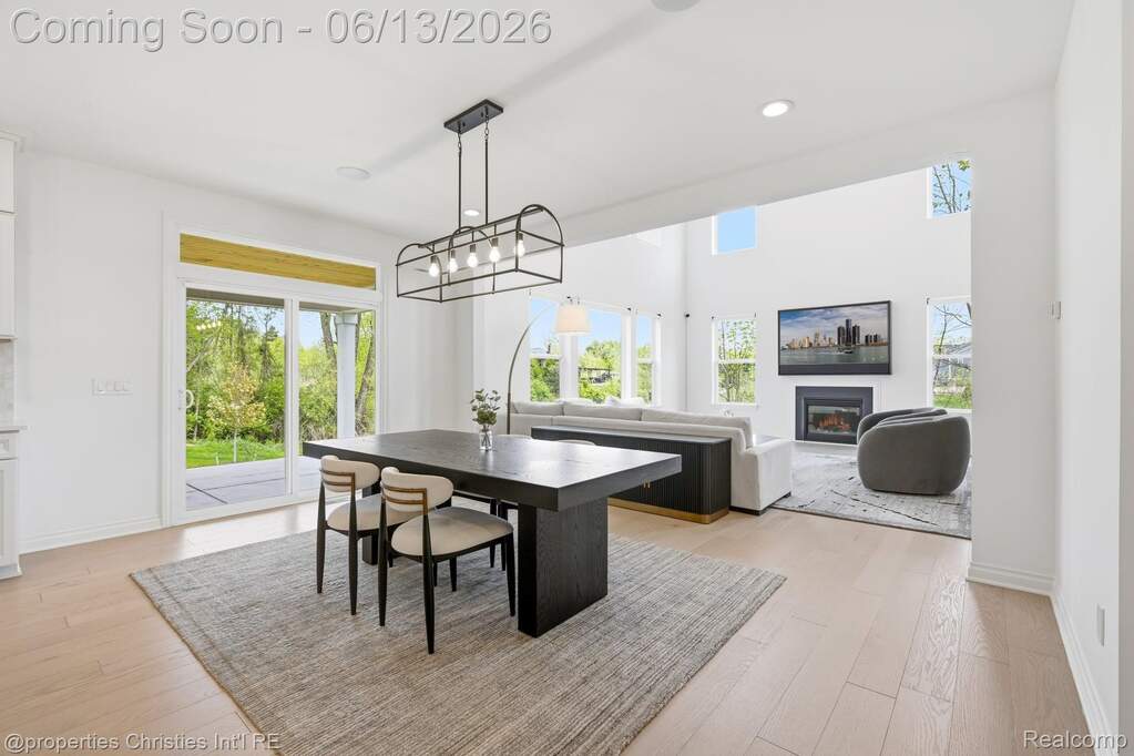 5 Bedroom Single Family Home/House's Image 11