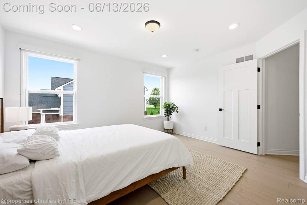 5 Bedroom Single Family Home/House's Image 32