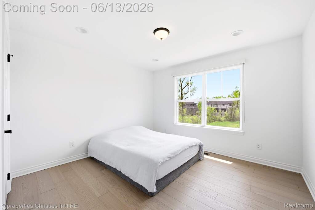 5 Bedroom Single Family Home/House's Image 34