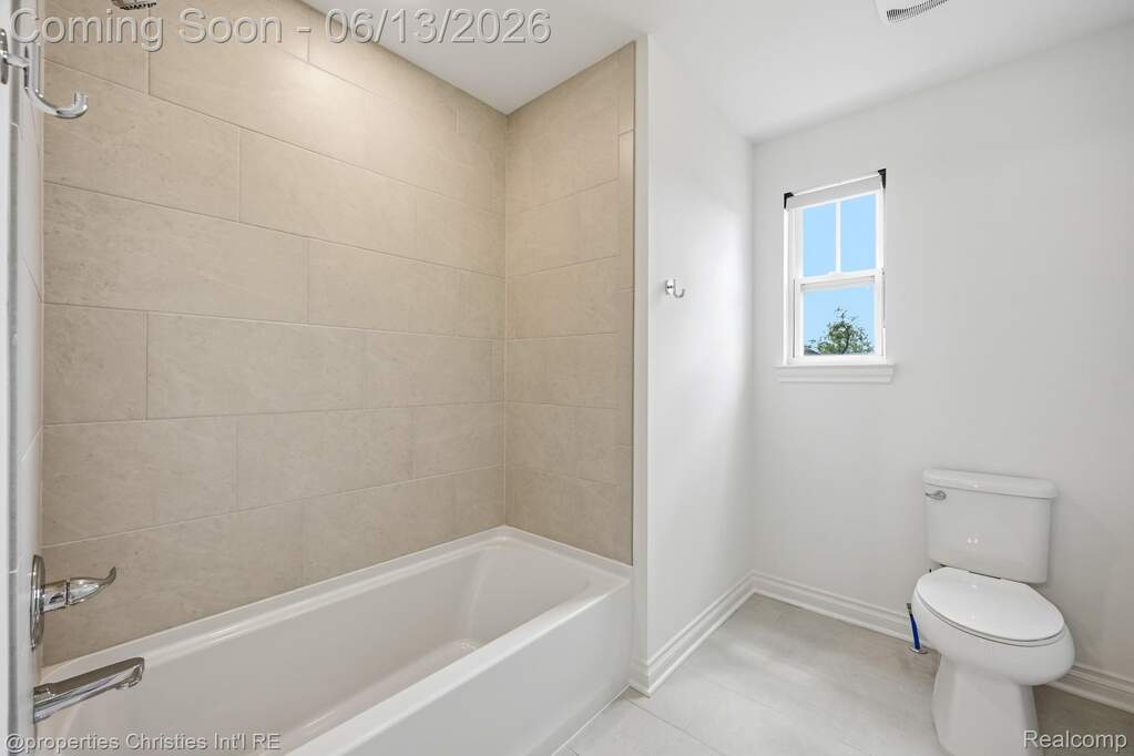 5 Bedroom Single Family Home/House's Image 36