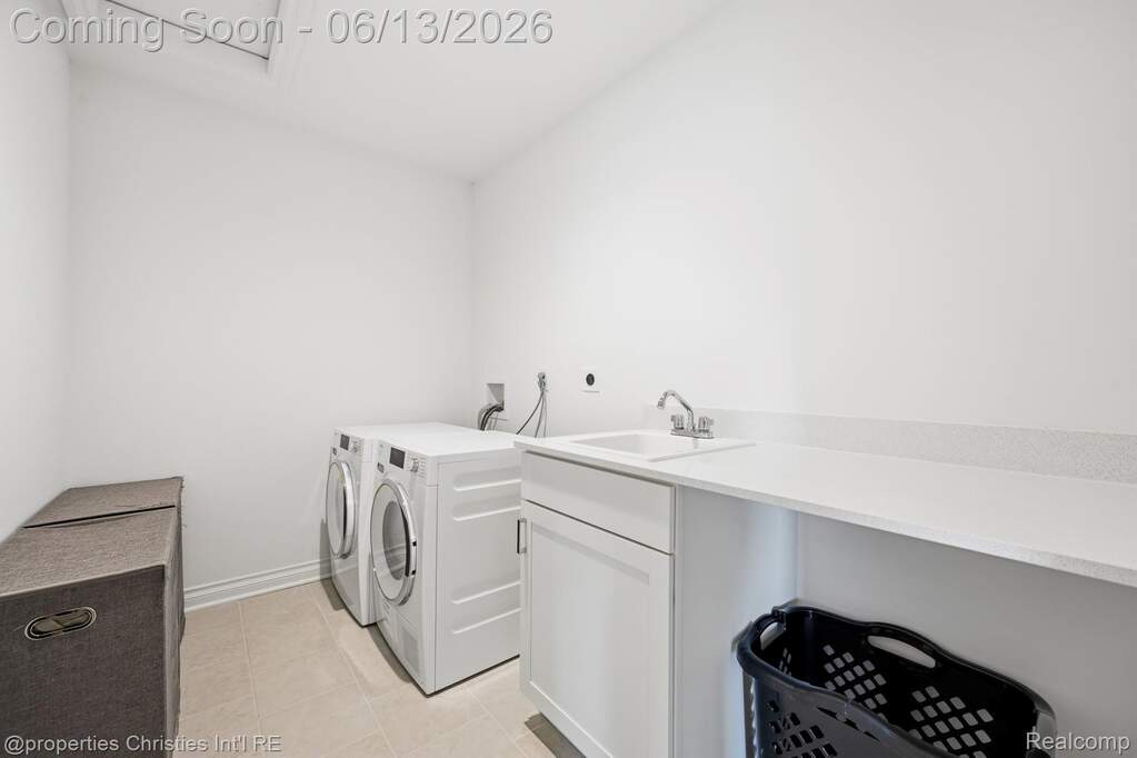 5 Bedroom Single Family Home/House's Image 38