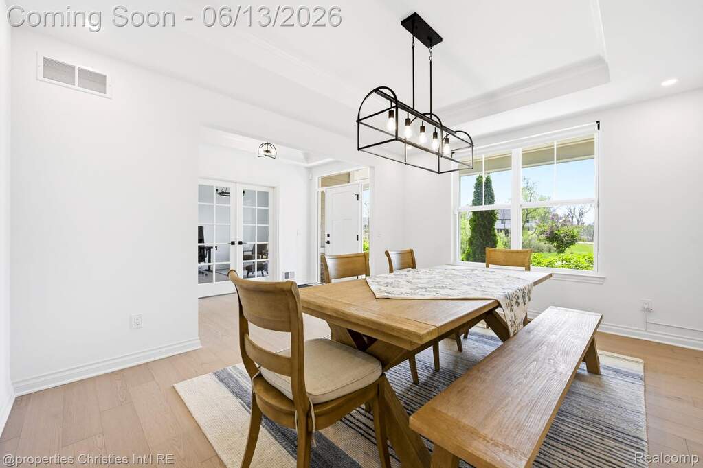 5 Bedroom Single Family Home/House's Image 3