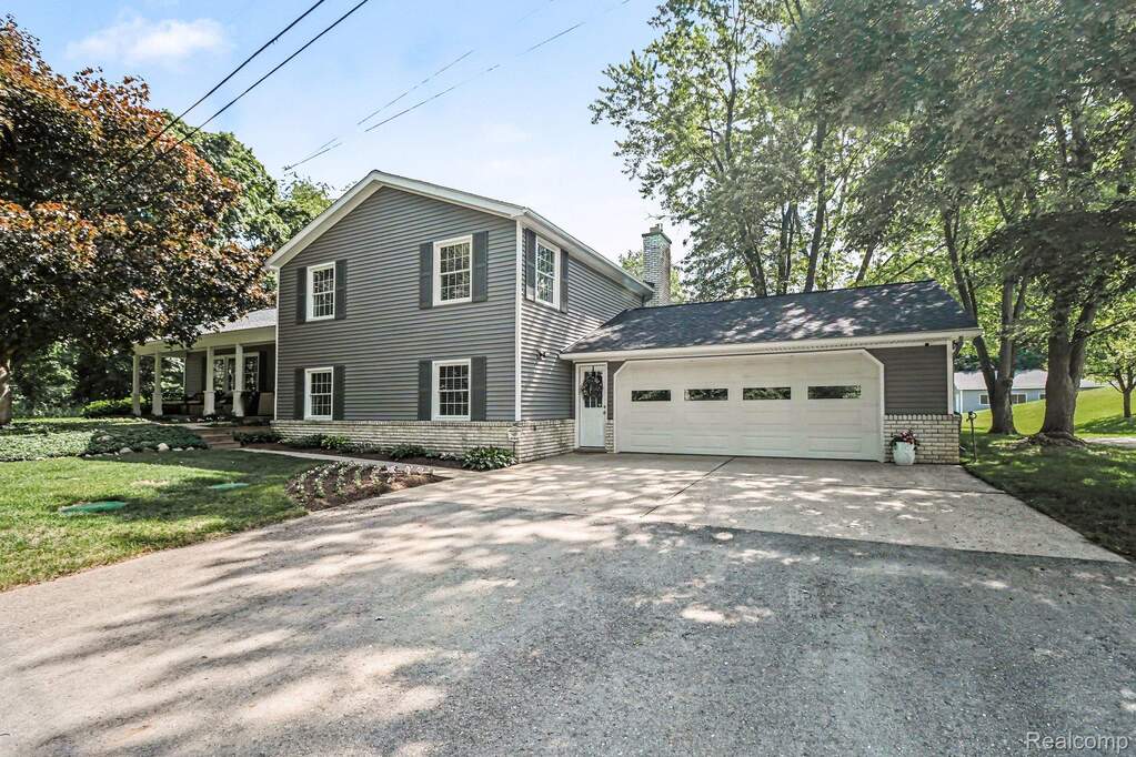 Attached 2-car garage 