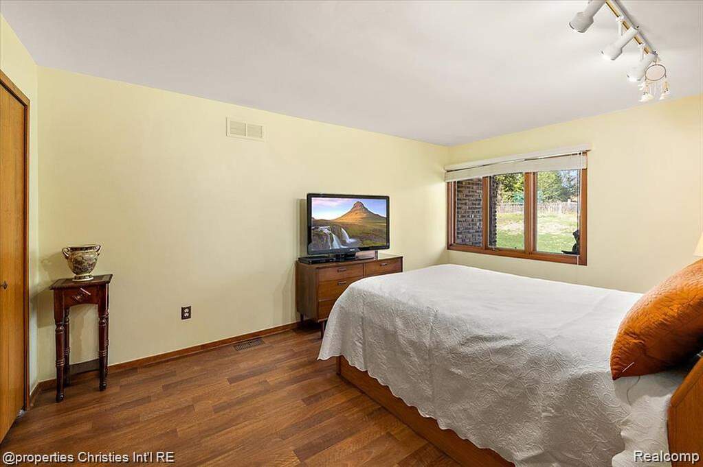 4 Bedroom Single Family Home/House's Image 38