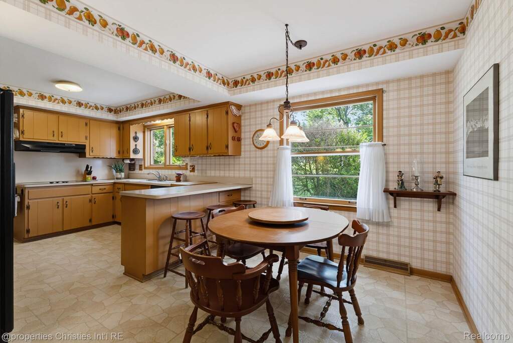 4 Bedroom Single Family Home/House's Image 8