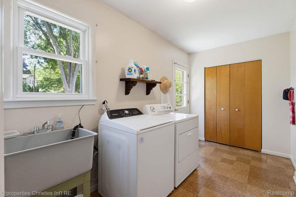 4 Bedroom Single Family Home/House's Image 15