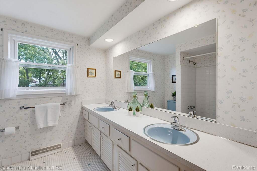 4 Bedroom Single Family Home/House's Image 28