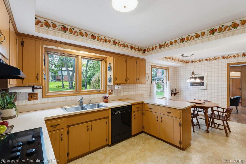 4 Bedroom Single Family Home/House's Image 5