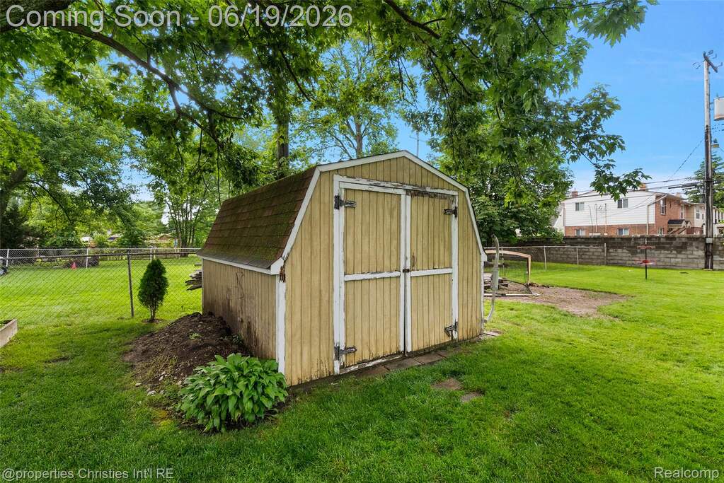 5 Bedroom Single Family Home/House's Image 9
