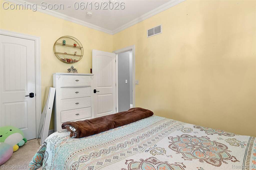 5 Bedroom Single Family Home/House's Image 39