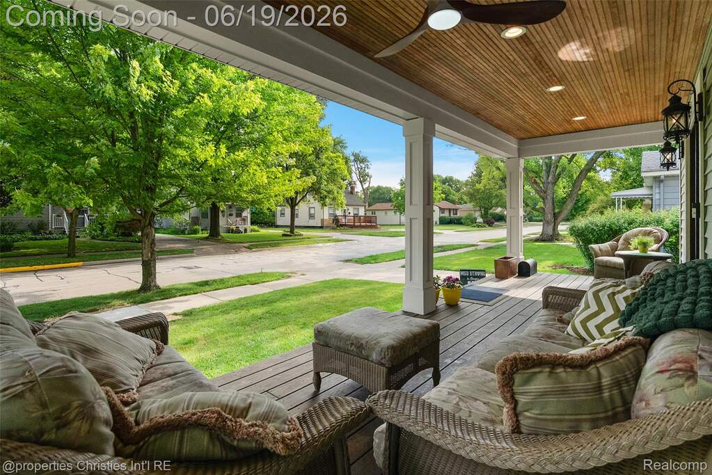 5 Bedroom Single Family Home/House's Image 3