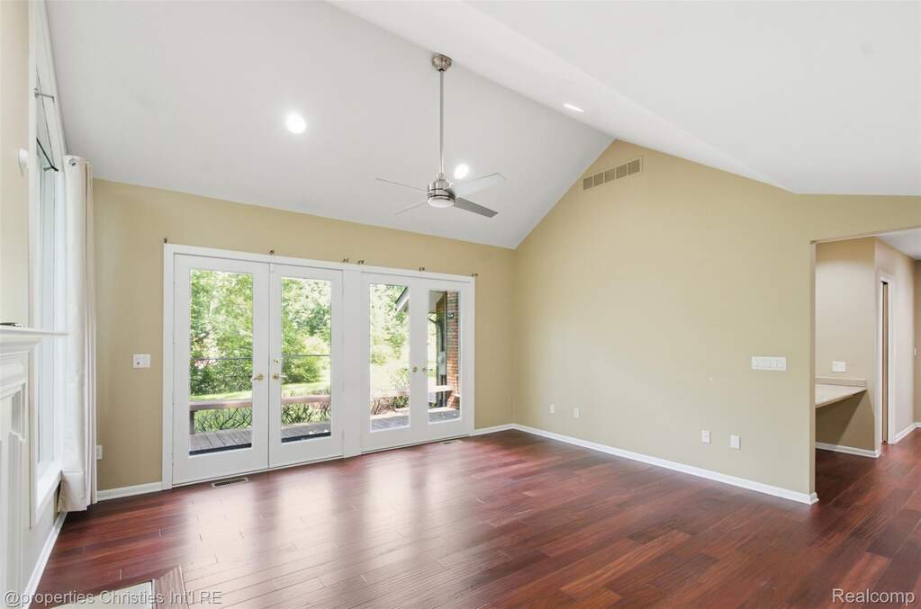 5 Bedroom Single Family Home/House's Image 14