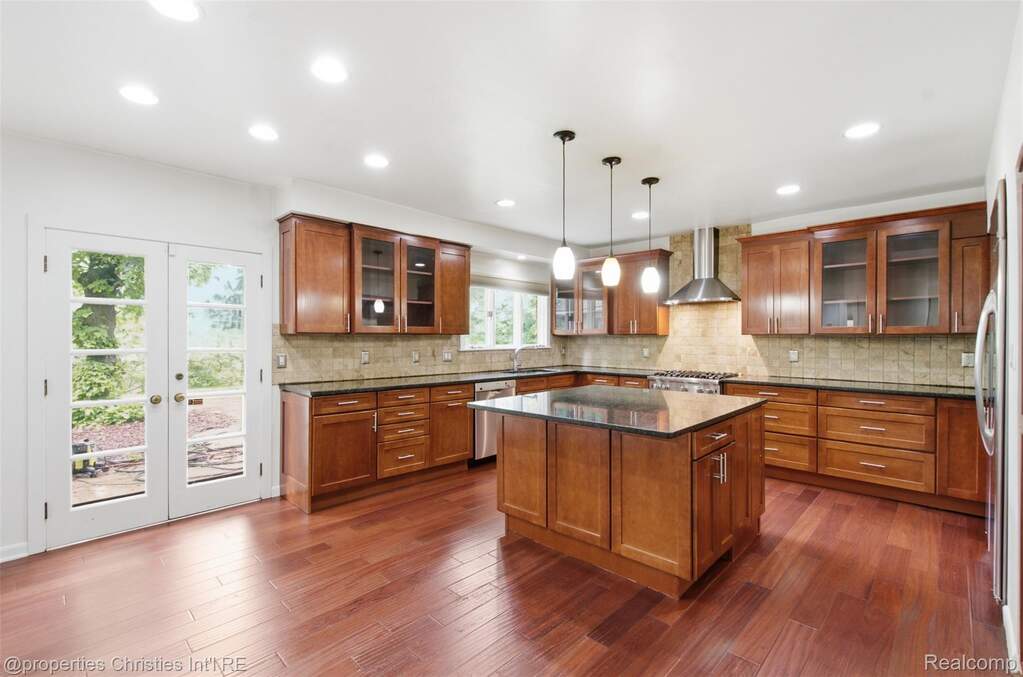 5 Bedroom Single Family Home/House's Image 20
